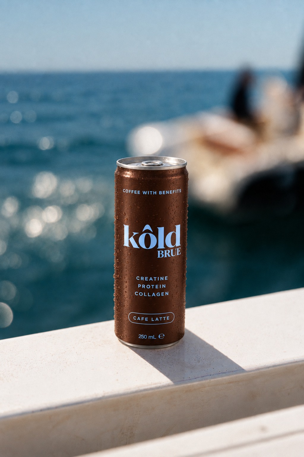 Eine Dose KôldBrue auf einer Mauer am Meer